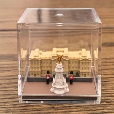 Listing image for Buckingham Palace Microlandscape Model - Unique London Souvenir in Display Case